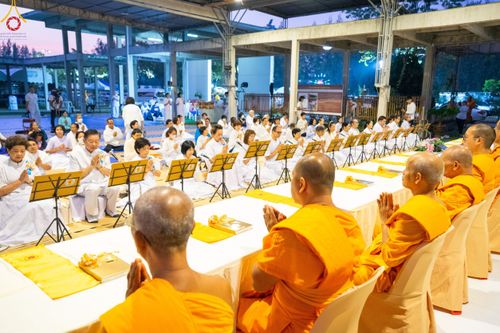 ภาพ No.190000:พิธีถวายภัตตาหารเป็นสังฆทาน แด่พระธรรมยาตรา ณ อนุสรณ์สถานมหาวิหารพระมงคลเทพมุนี (โลตัสแลนด์) อ.สองพี่น้อง จ.สุพรรณบุรี ในโครงการธรรมยาตรา กตัญญูบูชา มหาปูชนียาจารย์ พระมงคลเทพมุนี(สด จนฺทสโร) พระผู้ปราบมาร อนุสรณ์สถาน 7 แห่ง ปีที่ 13 วันที่ 6 มกราคม 2568