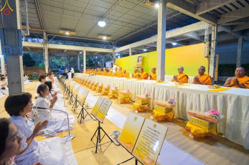 ภาพ No.190002:พิธีถวายภัตตาหารเป็นสังฆทาน แด่พระธรรมยาตรา ณ อนุสรณ์สถานมหาวิหารพระมงคลเทพมุนี (โลตัสแลนด์) อ.สองพี่น้อง จ.สุพรรณบุรี ในโครงการธรรมยาตรา กตัญญูบูชา มหาปูชนียาจารย์ พระมงคลเทพมุนี(สด จนฺทสโร) พระผู้ปราบมาร อนุสรณ์สถาน 7 แห่ง ปีที่ 13 วันที่ 6 มกราคม 2568