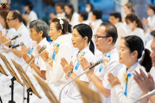 ภาพ No.190004:พิธีถวายภัตตาหารเป็นสังฆทาน แด่พระธรรมยาตรา ณ อนุสรณ์สถานมหาวิหารพระมงคลเทพมุนี (โลตัสแลนด์) อ.สองพี่น้อง จ.สุพรรณบุรี ในโครงการธรรมยาตรา กตัญญูบูชา มหาปูชนียาจารย์ พระมงคลเทพมุนี(สด จนฺทสโร) พระผู้ปราบมาร อนุสรณ์สถาน 7 แห่ง ปีที่ 13 วันที่ 6 มกราคม 2568