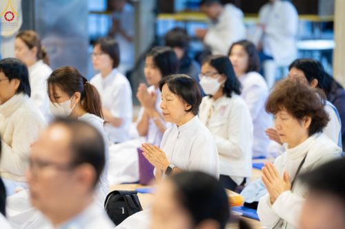 ภาพ No.190005:พิธีถวายภัตตาหารเป็นสังฆทาน แด่พระธรรมยาตรา ณ อนุสรณ์สถานมหาวิหารพระมงคลเทพมุนี (โลตัสแลนด์) อ.สองพี่น้อง จ.สุพรรณบุรี ในโครงการธรรมยาตรา กตัญญูบูชา มหาปูชนียาจารย์ พระมงคลเทพมุนี(สด จนฺทสโร) พระผู้ปราบมาร อนุสรณ์สถาน 7 แห่ง ปีที่ 13 วันที่ 6 มกราคม 2568