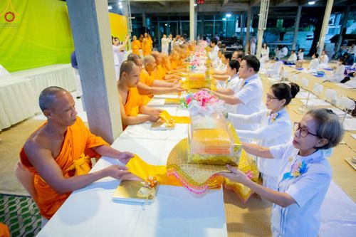 ภาพ No.190007:พิธีถวายภัตตาหารเป็นสังฆทาน แด่พระธรรมยาตรา ณ อนุสรณ์สถานมหาวิหารพระมงคลเทพมุนี (โลตัสแลนด์) อ.สองพี่น้อง จ.สุพรรณบุรี ในโครงการธรรมยาตรา กตัญญูบูชา มหาปูชนียาจารย์ พระมงคลเทพมุนี(สด จนฺทสโร) พระผู้ปราบมาร อนุสรณ์สถาน 7 แห่ง ปีที่ 13 วันที่ 6 มกราคม 2568