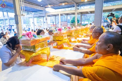 ภาพ No.190008:พิธีถวายภัตตาหารเป็นสังฆทาน แด่พระธรรมยาตรา ณ อนุสรณ์สถานมหาวิหารพระมงคลเทพมุนี (โลตัสแลนด์) อ.สองพี่น้อง จ.สุพรรณบุรี ในโครงการธรรมยาตรา กตัญญูบูชา มหาปูชนียาจารย์ พระมงคลเทพมุนี(สด จนฺทสโร) พระผู้ปราบมาร อนุสรณ์สถาน 7 แห่ง ปีที่ 13 วันที่ 6 มกราคม 2568