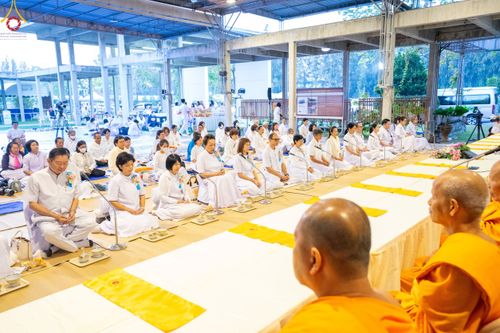 ภาพ No.190009:พิธีถวายภัตตาหารเป็นสังฆทาน แด่พระธรรมยาตรา ณ อนุสรณ์สถานมหาวิหารพระมงคลเทพมุนี (โลตัสแลนด์) อ.สองพี่น้อง จ.สุพรรณบุรี ในโครงการธรรมยาตรา กตัญญูบูชา มหาปูชนียาจารย์ พระมงคลเทพมุนี(สด จนฺทสโร) พระผู้ปราบมาร อนุสรณ์สถาน 7 แห่ง ปีที่ 13 วันที่ 6 มกราคม 2568