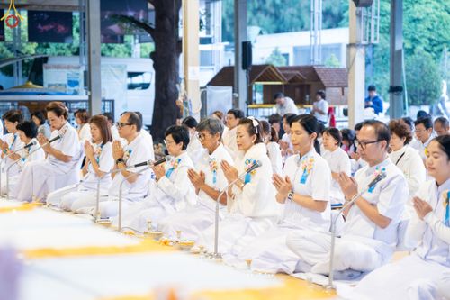 ภาพ No.190015:พิธีถวายภัตตาหารเป็นสังฆทาน แด่พระธรรมยาตรา ณ อนุสรณ์สถานมหาวิหารพระมงคลเทพมุนี (โลตัสแลนด์) อ.สองพี่น้อง จ.สุพรรณบุรี ในโครงการธรรมยาตรา กตัญญูบูชา มหาปูชนียาจารย์ พระมงคลเทพมุนี(สด จนฺทสโร) พระผู้ปราบมาร อนุสรณ์สถาน 7 แห่ง ปีที่ 13 วันที่ 6 มกราคม 2568