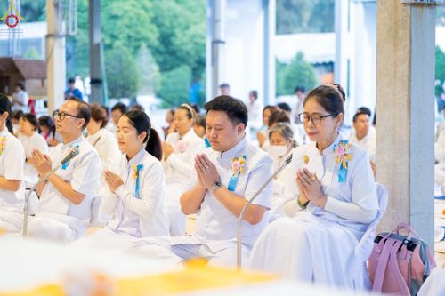 ภาพ No.190014:พิธีถวายภัตตาหารเป็นสังฆทาน แด่พระธรรมยาตรา ณ อนุสรณ์สถานมหาวิหารพระมงคลเทพมุนี (โลตัสแลนด์) อ.สองพี่น้อง จ.สุพรรณบุรี ในโครงการธรรมยาตรา กตัญญูบูชา มหาปูชนียาจารย์ พระมงคลเทพมุนี(สด จนฺทสโร) พระผู้ปราบมาร อนุสรณ์สถาน 7 แห่ง ปีที่ 13 วันที่ 6 มกราคม 2568