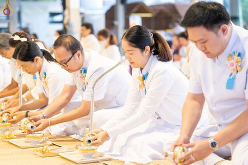 ภาพ No.190019:พิธีถวายภัตตาหารเป็นสังฆทาน แด่พระธรรมยาตรา ณ อนุสรณ์สถานมหาวิหารพระมงคลเทพมุนี (โลตัสแลนด์) อ.สองพี่น้อง จ.สุพรรณบุรี ในโครงการธรรมยาตรา กตัญญูบูชา มหาปูชนียาจารย์ พระมงคลเทพมุนี(สด จนฺทสโร) พระผู้ปราบมาร อนุสรณ์สถาน 7 แห่ง ปีที่ 13 วันที่ 6 มกราคม 2568