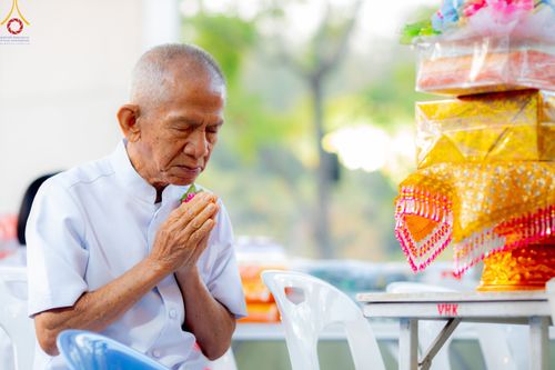 ภาพ No.190027:พิธีถวายภัตตาหารเป็นสังฆทาน แด่พระธรรมยาตรา ณ อนุสรณ์สถานมหาวิหารพระมงคลเทพมุนี (โลตัสแลนด์) อ.สองพี่น้อง จ.สุพรรณบุรี ในโครงการธรรมยาตรา กตัญญูบูชา มหาปูชนียาจารย์ พระมงคลเทพมุนี(สด จนฺทสโร) พระผู้ปราบมาร อนุสรณ์สถาน 7 แห่ง ปีที่ 13 วันที่ 6 มกราคม 2568