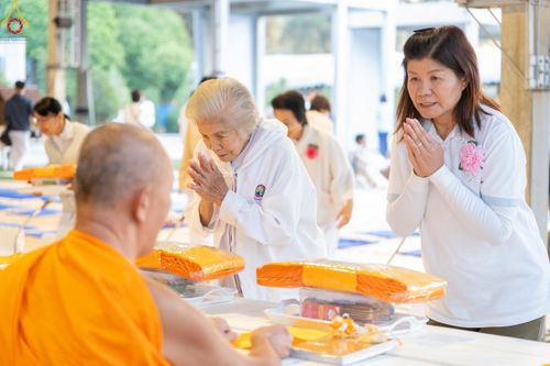 ภาพ No.190028:พิธีถวายภัตตาหารเป็นสังฆทาน แด่พระธรรมยาตรา ณ อนุสรณ์สถานมหาวิหารพระมงคลเทพมุนี (โลตัสแลนด์) อ.สองพี่น้อง จ.สุพรรณบุรี ในโครงการธรรมยาตรา กตัญญูบูชา มหาปูชนียาจารย์ พระมงคลเทพมุนี(สด จนฺทสโร) พระผู้ปราบมาร อนุสรณ์สถาน 7 แห่ง ปีที่ 13 วันที่ 6 มกราคม 2568
