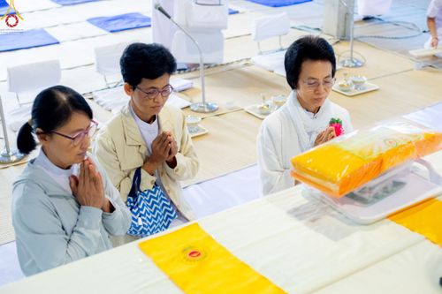 ภาพ No.190029:พิธีถวายภัตตาหารเป็นสังฆทาน แด่พระธรรมยาตรา ณ อนุสรณ์สถานมหาวิหารพระมงคลเทพมุนี (โลตัสแลนด์) อ.สองพี่น้อง จ.สุพรรณบุรี ในโครงการธรรมยาตรา กตัญญูบูชา มหาปูชนียาจารย์ พระมงคลเทพมุนี(สด จนฺทสโร) พระผู้ปราบมาร อนุสรณ์สถาน 7 แห่ง ปีที่ 13 วันที่ 6 มกราคม 2568