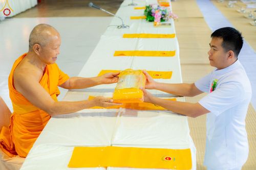 ภาพ No.190030:พิธีถวายภัตตาหารเป็นสังฆทาน แด่พระธรรมยาตรา ณ อนุสรณ์สถานมหาวิหารพระมงคลเทพมุนี (โลตัสแลนด์) อ.สองพี่น้อง จ.สุพรรณบุรี ในโครงการธรรมยาตรา กตัญญูบูชา มหาปูชนียาจารย์ พระมงคลเทพมุนี(สด จนฺทสโร) พระผู้ปราบมาร อนุสรณ์สถาน 7 แห่ง ปีที่ 13 วันที่ 6 มกราคม 2568