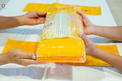 ภาพ No.190032:พิธีถวายภัตตาหารเป็นสังฆทาน แด่พระธรรมยาตรา ณ อนุสรณ์สถานมหาวิหารพระมงคลเทพมุนี (โลตัสแลนด์) อ.สองพี่น้อง จ.สุพรรณบุรี ในโครงการธรรมยาตรา กตัญญูบูชา มหาปูชนียาจารย์ พระมงคลเทพมุนี(สด จนฺทสโร) พระผู้ปราบมาร อนุสรณ์สถาน 7 แห่ง ปีที่ 13 วันที่ 6 มกราคม 2568