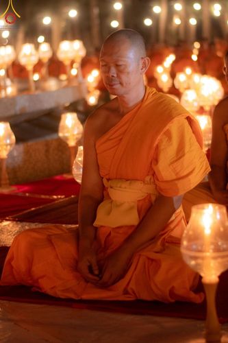 ภาพ No.190116:พิธีจุดประทีปถวายเป็นพุทธบูชา และบูชาธรรมมหาปูชนียาจารย์ ณ อนุสรณ์สถานมหาวิหารพระมงคลเทพมุนี (โลตัสแลนด์) อ.สองพี่น้อง จ.สุพรรณบุรี ในโครงการธรรมยาตรา กตัญญูบูชา มหาปูชนียาจารย์ พระมงคลเทพมุนี(สด จนฺทสโร) พระผู้ปราบมาร อนุสรณ์สถาน 7 แห่ง ปีที่ 13