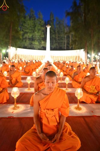ภาพ No.190117:พิธีจุดประทีปถวายเป็นพุทธบูชา และบูชาธรรมมหาปูชนียาจารย์ ณ อนุสรณ์สถานมหาวิหารพระมงคลเทพมุนี (โลตัสแลนด์) อ.สองพี่น้อง จ.สุพรรณบุรี ในโครงการธรรมยาตรา กตัญญูบูชา มหาปูชนียาจารย์ พระมงคลเทพมุนี(สด จนฺทสโร) พระผู้ปราบมาร อนุสรณ์สถาน 7 แห่ง ปีที่ 13