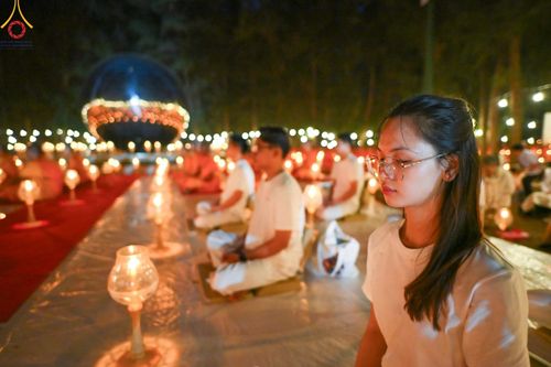 ภาพ No.190121:พิธีจุดประทีปถวายเป็นพุทธบูชา และบูชาธรรมมหาปูชนียาจารย์ ณ อนุสรณ์สถานมหาวิหารพระมงคลเทพมุนี (โลตัสแลนด์) อ.สองพี่น้อง จ.สุพรรณบุรี ในโครงการธรรมยาตรา กตัญญูบูชา มหาปูชนียาจารย์ พระมงคลเทพมุนี(สด จนฺทสโร) พระผู้ปราบมาร อนุสรณ์สถาน 7 แห่ง ปีที่ 13