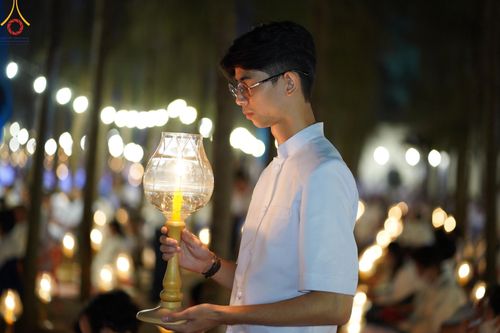 ภาพ No.190122:พิธีจุดประทีปถวายเป็นพุทธบูชา และบูชาธรรมมหาปูชนียาจารย์ ณ อนุสรณ์สถานมหาวิหารพระมงคลเทพมุนี (โลตัสแลนด์) อ.สองพี่น้อง จ.สุพรรณบุรี ในโครงการธรรมยาตรา กตัญญูบูชา มหาปูชนียาจารย์ พระมงคลเทพมุนี(สด จนฺทสโร) พระผู้ปราบมาร อนุสรณ์สถาน 7 แห่ง ปีที่ 13