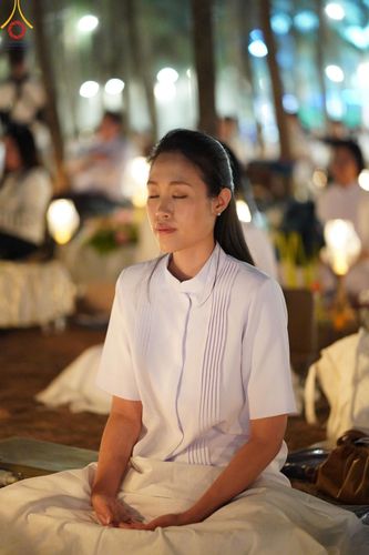 ภาพ No.190125:พิธีจุดประทีปถวายเป็นพุทธบูชา และบูชาธรรมมหาปูชนียาจารย์ ณ อนุสรณ์สถานมหาวิหารพระมงคลเทพมุนี (โลตัสแลนด์) อ.สองพี่น้อง จ.สุพรรณบุรี ในโครงการธรรมยาตรา กตัญญูบูชา มหาปูชนียาจารย์ พระมงคลเทพมุนี(สด จนฺทสโร) พระผู้ปราบมาร อนุสรณ์สถาน 7 แห่ง ปีที่ 13