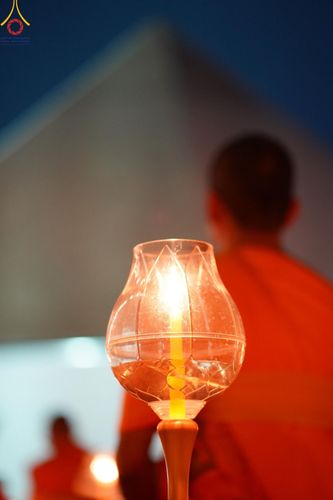 ภาพ No.190128:พิธีจุดประทีปถวายเป็นพุทธบูชา และบูชาธรรมมหาปูชนียาจารย์ ณ อนุสรณ์สถานมหาวิหารพระมงคลเทพมุนี (โลตัสแลนด์) อ.สองพี่น้อง จ.สุพรรณบุรี ในโครงการธรรมยาตรา กตัญญูบูชา มหาปูชนียาจารย์ พระมงคลเทพมุนี(สด จนฺทสโร) พระผู้ปราบมาร อนุสรณ์สถาน 7 แห่ง ปีที่ 13
