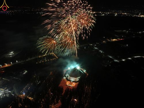 ภาพ No.190137:พิธีจุดประทีปถวายเป็นพุทธบูชา และบูชาธรรมมหาปูชนียาจารย์ ณ อนุสรณ์สถานมหาวิหารพระมงคลเทพมุนี (โลตัสแลนด์) อ.สองพี่น้อง จ.สุพรรณบุรี ในโครงการธรรมยาตรา กตัญญูบูชา มหาปูชนียาจารย์ พระมงคลเทพมุนี(สด จนฺทสโร) พระผู้ปราบมาร อนุสรณ์สถาน 7 แห่ง ปีที่ 13