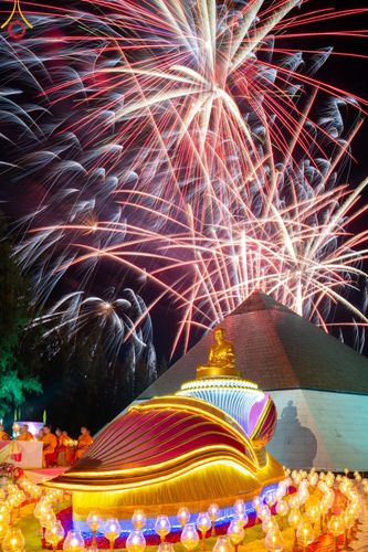 ภาพ No.190141:พิธีจุดประทีปถวายเป็นพุทธบูชา และบูชาธรรมมหาปูชนียาจารย์ ณ อนุสรณ์สถานมหาวิหารพระมงคลเทพมุนี (โลตัสแลนด์) อ.สองพี่น้อง จ.สุพรรณบุรี ในโครงการธรรมยาตรา กตัญญูบูชา มหาปูชนียาจารย์ พระมงคลเทพมุนี(สด จนฺทสโร) พระผู้ปราบมาร อนุสรณ์สถาน 7 แห่ง ปีที่ 13