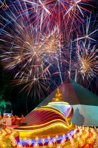 ภาพ No.190142:พิธีจุดประทีปถวายเป็นพุทธบูชา และบูชาธรรมมหาปูชนียาจารย์ ณ อนุสรณ์สถานมหาวิหารพระมงคลเทพมุนี (โลตัสแลนด์) อ.สองพี่น้อง จ.สุพรรณบุรี ในโครงการธรรมยาตรา กตัญญูบูชา มหาปูชนียาจารย์ พระมงคลเทพมุนี(สด จนฺทสโร) พระผู้ปราบมาร อนุสรณ์สถาน 7 แห่ง ปีที่ 13