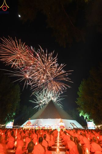 ภาพ No.190147:พิธีจุดประทีปถวายเป็นพุทธบูชา และบูชาธรรมมหาปูชนียาจารย์ ณ อนุสรณ์สถานมหาวิหารพระมงคลเทพมุนี (โลตัสแลนด์) อ.สองพี่น้อง จ.สุพรรณบุรี ในโครงการธรรมยาตรา กตัญญูบูชา มหาปูชนียาจารย์ พระมงคลเทพมุนี(สด จนฺทสโร) พระผู้ปราบมาร อนุสรณ์สถาน 7 แห่ง ปีที่ 13