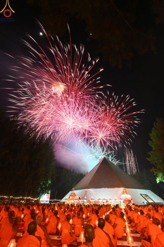 ภาพ No.190148:พิธีจุดประทีปถวายเป็นพุทธบูชา และบูชาธรรมมหาปูชนียาจารย์ ณ อนุสรณ์สถานมหาวิหารพระมงคลเทพมุนี (โลตัสแลนด์) อ.สองพี่น้อง จ.สุพรรณบุรี ในโครงการธรรมยาตรา กตัญญูบูชา มหาปูชนียาจารย์ พระมงคลเทพมุนี(สด จนฺทสโร) พระผู้ปราบมาร อนุสรณ์สถาน 7 แห่ง ปีที่ 13