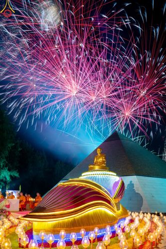 ภาพ No.190149:พิธีจุดประทีปถวายเป็นพุทธบูชา และบูชาธรรมมหาปูชนียาจารย์ ณ อนุสรณ์สถานมหาวิหารพระมงคลเทพมุนี (โลตัสแลนด์) อ.สองพี่น้อง จ.สุพรรณบุรี ในโครงการธรรมยาตรา กตัญญูบูชา มหาปูชนียาจารย์ พระมงคลเทพมุนี(สด จนฺทสโร) พระผู้ปราบมาร อนุสรณ์สถาน 7 แห่ง ปีที่ 13