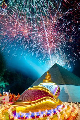 ภาพ No.190150:พิธีจุดประทีปถวายเป็นพุทธบูชา และบูชาธรรมมหาปูชนียาจารย์ ณ อนุสรณ์สถานมหาวิหารพระมงคลเทพมุนี (โลตัสแลนด์) อ.สองพี่น้อง จ.สุพรรณบุรี ในโครงการธรรมยาตรา กตัญญูบูชา มหาปูชนียาจารย์ พระมงคลเทพมุนี(สด จนฺทสโร) พระผู้ปราบมาร อนุสรณ์สถาน 7 แห่ง ปีที่ 13