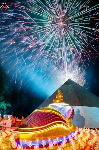 ภาพ No.190151:พิธีจุดประทีปถวายเป็นพุทธบูชา และบูชาธรรมมหาปูชนียาจารย์ ณ อนุสรณ์สถานมหาวิหารพระมงคลเทพมุนี (โลตัสแลนด์) อ.สองพี่น้อง จ.สุพรรณบุรี ในโครงการธรรมยาตรา กตัญญูบูชา มหาปูชนียาจารย์ พระมงคลเทพมุนี(สด จนฺทสโร) พระผู้ปราบมาร อนุสรณ์สถาน 7 แห่ง ปีที่ 13