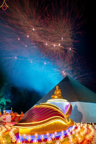 ภาพ No.190153:พิธีจุดประทีปถวายเป็นพุทธบูชา และบูชาธรรมมหาปูชนียาจารย์ ณ อนุสรณ์สถานมหาวิหารพระมงคลเทพมุนี (โลตัสแลนด์) อ.สองพี่น้อง จ.สุพรรณบุรี ในโครงการธรรมยาตรา กตัญญูบูชา มหาปูชนียาจารย์ พระมงคลเทพมุนี(สด จนฺทสโร) พระผู้ปราบมาร อนุสรณ์สถาน 7 แห่ง ปีที่ 13