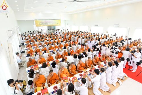 ภาพ No.190339:พิธีเจริญพระพุทธมนต์ ปฏิบัติธรรม มอบทุนการศึกษา ถวายสังฆทาน 141 วัด เพื่อถวายเป็นพุทธบูชา และขับเคลื่อนโครงการหมู่บ้านรักษาศีล 5 โดยคณะสงฆ์จังหวัดสุพรรณบุรี คณะศิษยานุศิษย์วัดพระธรรมกาย โครงการธรรมยาตรา ปีที่ 13 ณ ศูนย์ปฏิบัติธรรมพระมงคลเทพมุนี