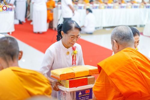 ภาพ No.190340:พิธีเจริญพระพุทธมนต์ ปฏิบัติธรรม มอบทุนการศึกษา ถวายสังฆทาน 141 วัด เพื่อถวายเป็นพุทธบูชา และขับเคลื่อนโครงการหมู่บ้านรักษาศีล 5 โดยคณะสงฆ์จังหวัดสุพรรณบุรี คณะศิษยานุศิษย์วัดพระธรรมกาย โครงการธรรมยาตรา ปีที่ 13 ณ ศูนย์ปฏิบัติธรรมพระมงคลเทพมุนี