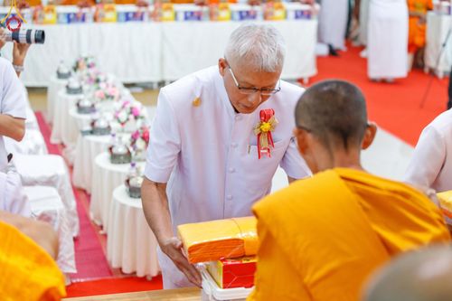 ภาพ No.190341:พิธีเจริญพระพุทธมนต์ ปฏิบัติธรรม มอบทุนการศึกษา ถวายสังฆทาน 141 วัด เพื่อถวายเป็นพุทธบูชา และขับเคลื่อนโครงการหมู่บ้านรักษาศีล 5 โดยคณะสงฆ์จังหวัดสุพรรณบุรี คณะศิษยานุศิษย์วัดพระธรรมกาย โครงการธรรมยาตรา ปีที่ 13 ณ ศูนย์ปฏิบัติธรรมพระมงคลเทพมุนี