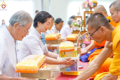 ภาพ No.190342:พิธีเจริญพระพุทธมนต์ ปฏิบัติธรรม มอบทุนการศึกษา ถวายสังฆทาน 141 วัด เพื่อถวายเป็นพุทธบูชา และขับเคลื่อนโครงการหมู่บ้านรักษาศีล 5 โดยคณะสงฆ์จังหวัดสุพรรณบุรี คณะศิษยานุศิษย์วัดพระธรรมกาย โครงการธรรมยาตรา ปีที่ 13 ณ ศูนย์ปฏิบัติธรรมพระมงคลเทพมุนี