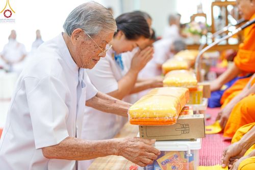 ภาพ No.190343:พิธีเจริญพระพุทธมนต์ ปฏิบัติธรรม มอบทุนการศึกษา ถวายสังฆทาน 141 วัด เพื่อถวายเป็นพุทธบูชา และขับเคลื่อนโครงการหมู่บ้านรักษาศีล 5 โดยคณะสงฆ์จังหวัดสุพรรณบุรี คณะศิษยานุศิษย์วัดพระธรรมกาย โครงการธรรมยาตรา ปีที่ 13 ณ ศูนย์ปฏิบัติธรรมพระมงคลเทพมุนี