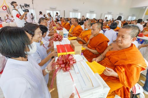 ภาพ No.190344:พิธีเจริญพระพุทธมนต์ ปฏิบัติธรรม มอบทุนการศึกษา ถวายสังฆทาน 141 วัด เพื่อถวายเป็นพุทธบูชา และขับเคลื่อนโครงการหมู่บ้านรักษาศีล 5 โดยคณะสงฆ์จังหวัดสุพรรณบุรี คณะศิษยานุศิษย์วัดพระธรรมกาย โครงการธรรมยาตรา ปีที่ 13 ณ ศูนย์ปฏิบัติธรรมพระมงคลเทพมุนี