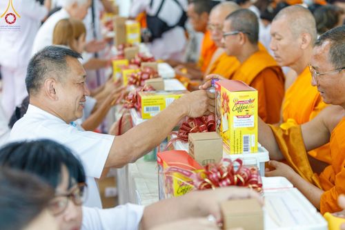 ภาพ No.190345:พิธีเจริญพระพุทธมนต์ ปฏิบัติธรรม มอบทุนการศึกษา ถวายสังฆทาน 141 วัด เพื่อถวายเป็นพุทธบูชา และขับเคลื่อนโครงการหมู่บ้านรักษาศีล 5 โดยคณะสงฆ์จังหวัดสุพรรณบุรี คณะศิษยานุศิษย์วัดพระธรรมกาย โครงการธรรมยาตรา ปีที่ 13 ณ ศูนย์ปฏิบัติธรรมพระมงคลเทพมุนี