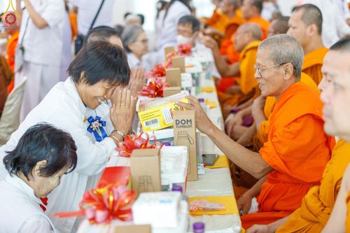ภาพ No.190346:พิธีเจริญพระพุทธมนต์ ปฏิบัติธรรม มอบทุนการศึกษา ถวายสังฆทาน 141 วัด เพื่อถวายเป็นพุทธบูชา และขับเคลื่อนโครงการหมู่บ้านรักษาศีล 5 โดยคณะสงฆ์จังหวัดสุพรรณบุรี คณะศิษยานุศิษย์วัดพระธรรมกาย โครงการธรรมยาตรา ปีที่ 13 ณ ศูนย์ปฏิบัติธรรมพระมงคลเทพมุนี