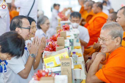 ภาพ No.190347:พิธีเจริญพระพุทธมนต์ ปฏิบัติธรรม มอบทุนการศึกษา ถวายสังฆทาน 141 วัด เพื่อถวายเป็นพุทธบูชา และขับเคลื่อนโครงการหมู่บ้านรักษาศีล 5 โดยคณะสงฆ์จังหวัดสุพรรณบุรี คณะศิษยานุศิษย์วัดพระธรรมกาย โครงการธรรมยาตรา ปีที่ 13 ณ ศูนย์ปฏิบัติธรรมพระมงคลเทพมุนี