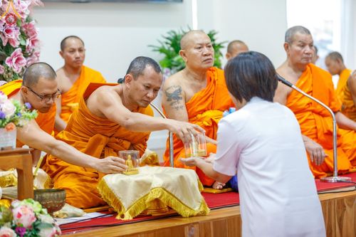 ภาพ No.190350:พิธีเจริญพระพุทธมนต์ ปฏิบัติธรรม มอบทุนการศึกษา ถวายสังฆทาน 141 วัด เพื่อถวายเป็นพุทธบูชา และขับเคลื่อนโครงการหมู่บ้านรักษาศีล 5 โดยคณะสงฆ์จังหวัดสุพรรณบุรี คณะศิษยานุศิษย์วัดพระธรรมกาย โครงการธรรมยาตรา ปีที่ 13 ณ ศูนย์ปฏิบัติธรรมพระมงคลเทพมุนี