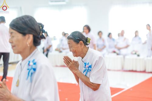ภาพ No.190351:พิธีเจริญพระพุทธมนต์ ปฏิบัติธรรม มอบทุนการศึกษา ถวายสังฆทาน 141 วัด เพื่อถวายเป็นพุทธบูชา และขับเคลื่อนโครงการหมู่บ้านรักษาศีล 5 โดยคณะสงฆ์จังหวัดสุพรรณบุรี คณะศิษยานุศิษย์วัดพระธรรมกาย โครงการธรรมยาตรา ปีที่ 13 ณ ศูนย์ปฏิบัติธรรมพระมงคลเทพมุนี