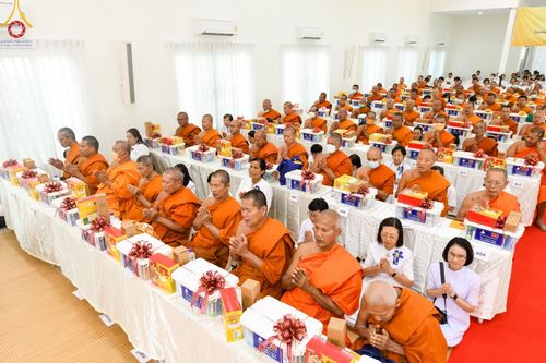 ภาพ No.190353:พิธีเจริญพระพุทธมนต์ ปฏิบัติธรรม มอบทุนการศึกษา ถวายสังฆทาน 141 วัด เพื่อถวายเป็นพุทธบูชา และขับเคลื่อนโครงการหมู่บ้านรักษาศีล 5 โดยคณะสงฆ์จังหวัดสุพรรณบุรี คณะศิษยานุศิษย์วัดพระธรรมกาย โครงการธรรมยาตรา ปีที่ 13 ณ ศูนย์ปฏิบัติธรรมพระมงคลเทพมุนี