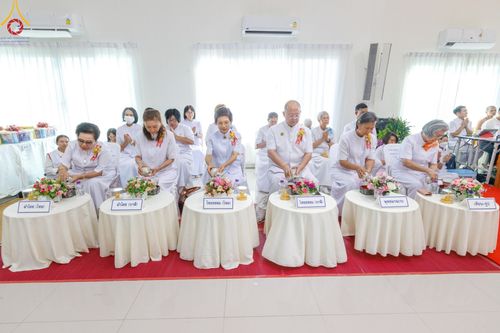 ภาพ No.190356:พิธีเจริญพระพุทธมนต์ ปฏิบัติธรรม มอบทุนการศึกษา ถวายสังฆทาน 141 วัด เพื่อถวายเป็นพุทธบูชา และขับเคลื่อนโครงการหมู่บ้านรักษาศีล 5 โดยคณะสงฆ์จังหวัดสุพรรณบุรี คณะศิษยานุศิษย์วัดพระธรรมกาย โครงการธรรมยาตรา ปีที่ 13 ณ ศูนย์ปฏิบัติธรรมพระมงคลเทพมุนี