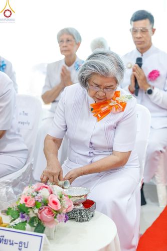 ภาพ No.190359:พิธีเจริญพระพุทธมนต์ ปฏิบัติธรรม มอบทุนการศึกษา ถวายสังฆทาน 141 วัด เพื่อถวายเป็นพุทธบูชา และขับเคลื่อนโครงการหมู่บ้านรักษาศีล 5 โดยคณะสงฆ์จังหวัดสุพรรณบุรี คณะศิษยานุศิษย์วัดพระธรรมกาย โครงการธรรมยาตรา ปีที่ 13 ณ ศูนย์ปฏิบัติธรรมพระมงคลเทพมุนี