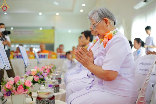 ภาพ No.190367:พิธีเจริญพระพุทธมนต์ ปฏิบัติธรรม มอบทุนการศึกษา ถวายสังฆทาน 141 วัด เพื่อถวายเป็นพุทธบูชา และขับเคลื่อนโครงการหมู่บ้านรักษาศีล 5 โดยคณะสงฆ์จังหวัดสุพรรณบุรี คณะศิษยานุศิษย์วัดพระธรรมกาย โครงการธรรมยาตรา ปีที่ 13 ณ ศูนย์ปฏิบัติธรรมพระมงคลเทพมุนี