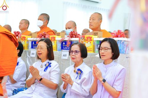 ภาพ No.190368:พิธีเจริญพระพุทธมนต์ ปฏิบัติธรรม มอบทุนการศึกษา ถวายสังฆทาน 141 วัด เพื่อถวายเป็นพุทธบูชา และขับเคลื่อนโครงการหมู่บ้านรักษาศีล 5 โดยคณะสงฆ์จังหวัดสุพรรณบุรี คณะศิษยานุศิษย์วัดพระธรรมกาย โครงการธรรมยาตรา ปีที่ 13 ณ ศูนย์ปฏิบัติธรรมพระมงคลเทพมุนี