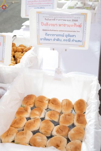 ภาพ No.190403:สาธุชนถวายภัตตาหารเป็นสังฆทาน แด่พระธรรมยาตรา ณ อนุสรณ์สถานมหาวิหารพระมงคลเทพมุนี (โลตัสแลนด์) อ.สองพี่น้อง จ.สุพรรณบุรี ในโครงการธรรมยาตรา กตัญญูบูชา มหาปูชนียาจารย์ พระมงคลเทพมุนี(สด จนฺทสโร) พระผู้ปราบมาร แห่ง ปีที่ 13 วันที่ 7 มกราคม พ.ศ.2568