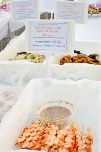 ภาพ No.190419:สาธุชนถวายภัตตาหารเป็นสังฆทาน แด่พระธรรมยาตรา ณ อนุสรณ์สถานมหาวิหารพระมงคลเทพมุนี (โลตัสแลนด์) อ.สองพี่น้อง จ.สุพรรณบุรี ในโครงการธรรมยาตรา กตัญญูบูชา มหาปูชนียาจารย์ พระมงคลเทพมุนี(สด จนฺทสโร) พระผู้ปราบมาร แห่ง ปีที่ 13 วันที่ 7 มกราคม พ.ศ.2568