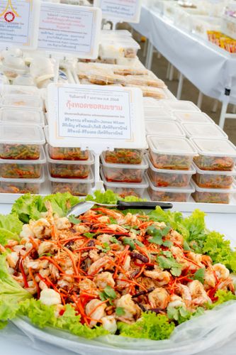 ภาพ No.190420:สาธุชนถวายภัตตาหารเป็นสังฆทาน แด่พระธรรมยาตรา ณ อนุสรณ์สถานมหาวิหารพระมงคลเทพมุนี (โลตัสแลนด์) อ.สองพี่น้อง จ.สุพรรณบุรี ในโครงการธรรมยาตรา กตัญญูบูชา มหาปูชนียาจารย์ พระมงคลเทพมุนี(สด จนฺทสโร) พระผู้ปราบมาร แห่ง ปีที่ 13 วันที่ 7 มกราคม พ.ศ.2568