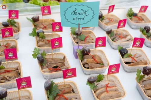 ภาพ No.190428:สาธุชนถวายภัตตาหารเป็นสังฆทาน แด่พระธรรมยาตรา ณ อนุสรณ์สถานมหาวิหารพระมงคลเทพมุนี (โลตัสแลนด์) อ.สองพี่น้อง จ.สุพรรณบุรี ในโครงการธรรมยาตรา กตัญญูบูชา มหาปูชนียาจารย์ พระมงคลเทพมุนี(สด จนฺทสโร) พระผู้ปราบมาร แห่ง ปีที่ 13 วันที่ 7 มกราคม พ.ศ.2568